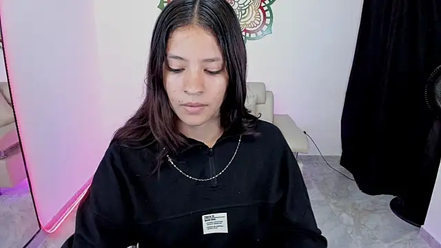 Snapshot of Candy_fox_19 chatting on June 12, 3:43 pm Candy fox 19 online show from June 12, 3:43 pm
