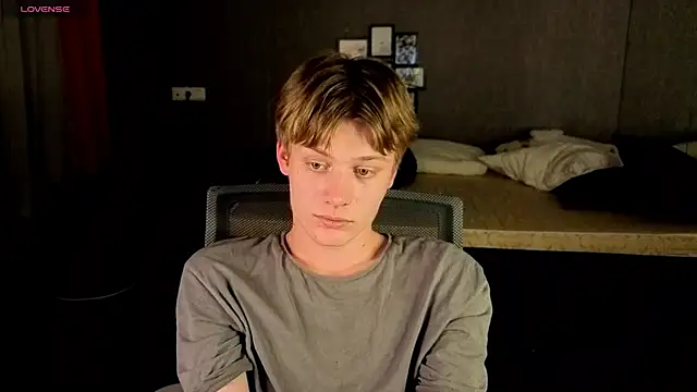 Snapshot of LouieEvans chatting on October 12, 8:10 pm LouieEvans online show from October 12, 8:10 pm