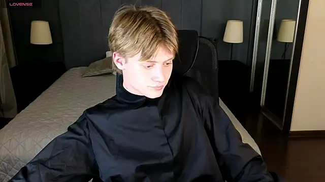 Snapshot of LouieEvans chatting on October 28, 8:52 pm LouieEvans online show from October 28, 8:52 pm