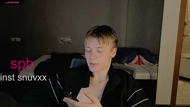 Snapshot of LouieEvans chatting on October 3, 3:30 am LouieEvans online show from October 3, 3:30 am