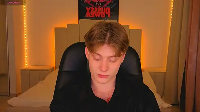 Snapshot of LouieEvans chatting on November 18, 8:56 pm LouieEvans online show from November 18, 8:56 pm