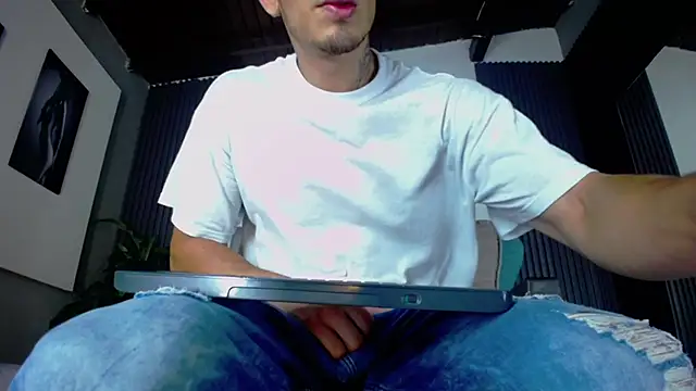 Snapshot of John_Apolo1 chatting on September 15, 11:32 am John Apolo1 online show from September 15, 11:32 am