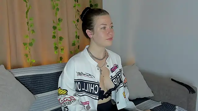 MiaKhallirae online show from October 4, 4:14 am