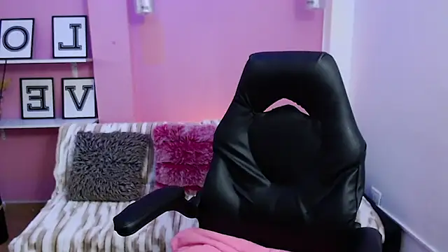 KendallWood  online show from November 26, 8:20 pm