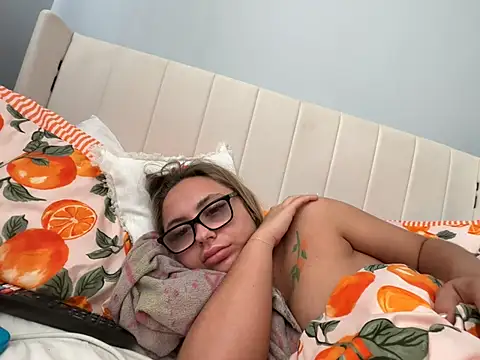 Snapshot of petitelucyXoxx chatting on May 9, 7:34 am petitelucyXoxx online show from May 9, 7:34 am