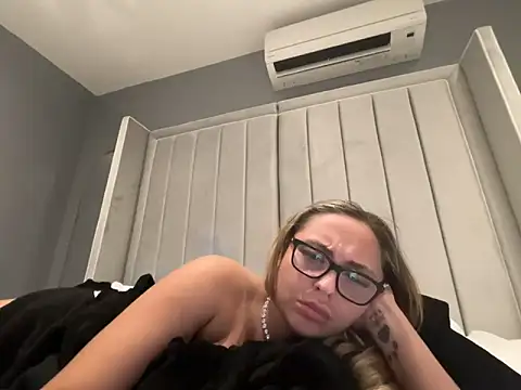 Snapshot of petitelucyXoxx chatting on May 3, 7:28 pm petitelucyXoxx online show from May 3, 7:28 pm
