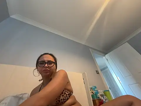 Snapshot of petitelucyXoxx chatting on June 1, 4:28 pm petitelucyXoxx online show from June 1, 4:28 pm