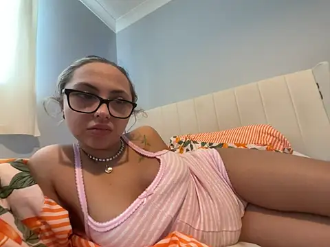 Snapshot of petitelucyXoxx chatting on May 7, 9:12 am petitelucyXoxx online show from May 7, 9:12 am