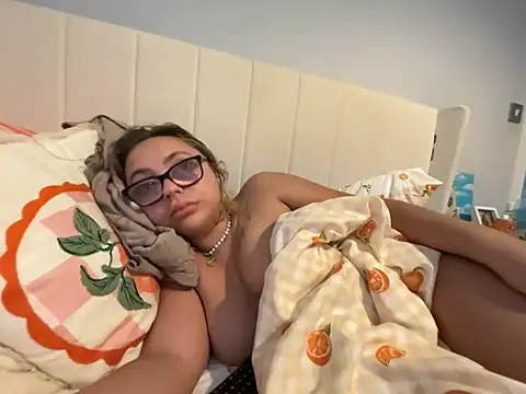 Snapshot of petitelucyXoxx chatting on June 24, 4:33 am petitelucyXoxx online show from June 24, 4:33 am