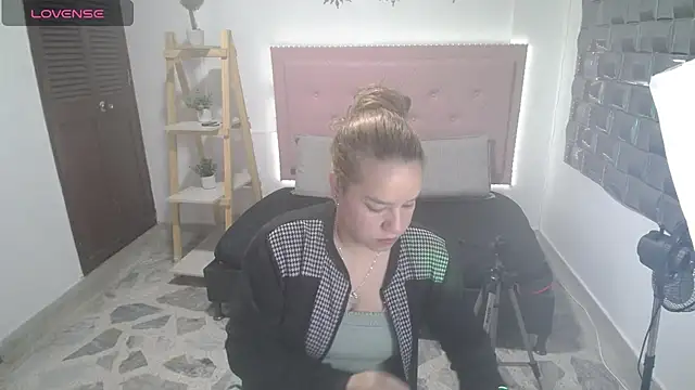 Dulce  Lovee online show from December 2, 1:35 pm