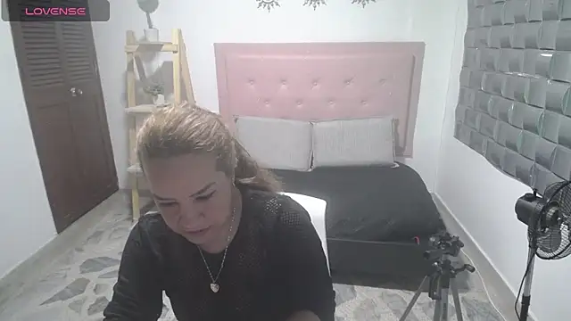 Dulce  Lovee online show from December 3, 9:03 pm