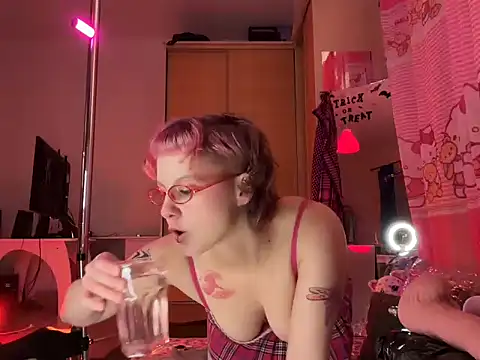 Snapshot of MystiqueRoxy chatting on November 3, 12:49 am MystiqueRoxy online show from November 3, 12:49 am