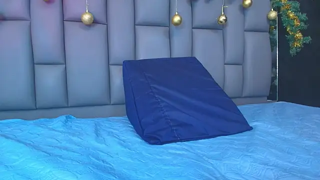 Snapshot of kissme_luna chatting on December 19, 7:05 pm kissme luna online show from December 19, 7:05 pm