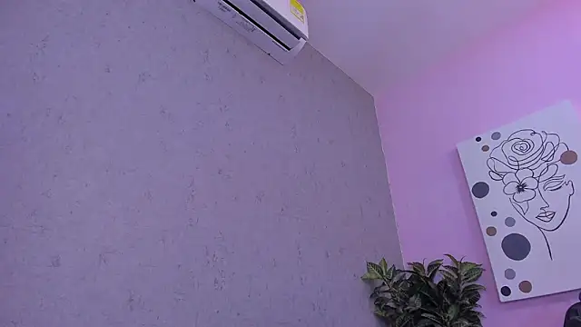 Snapshot of kissme_luna chatting on February 7, 7:33 pm kissme luna online show from February 7, 7:33 pm