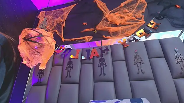 kissme luna online show from October 31, 7:10 pm