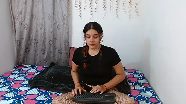 Snapshot of AmbarAndValery chatting on November 23, 2:32 am AmbarAndValery online show from November 23, 2:32 am