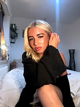 Snapshot of BlondeBetty chatting on September 11, 6:19 pm BlondeBetty online show from September 11, 6:19 pm