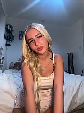 Snapshot of BlondeBetty chatting on September 10, 6:40 pm BlondeBetty online show from September 10, 6:40 pm