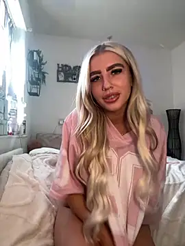 Snapshot of BlondeBetty chatting on September 12, 7:52 am BlondeBetty online show from September 12, 7:52 am