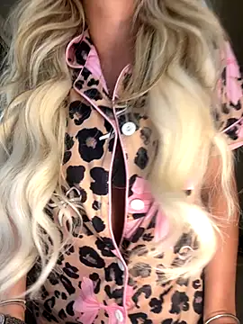 Snapshot of BlondeBetty chatting on October 14, 6:30 pm BlondeBetty online show from October 14, 6:30 pm