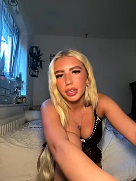 Snapshot of BlondeBetty chatting on September 29, 4:56 pm BlondeBetty online show from September 29, 4:56 pm