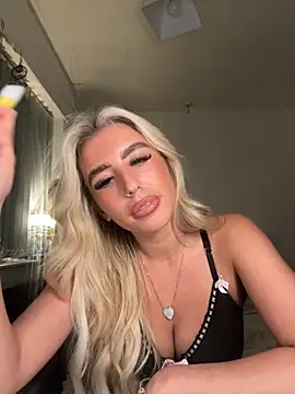 Snapshot of BlondeBetty chatting on October 15, 9:23 pm BlondeBetty online show from October 15, 9:23 pm