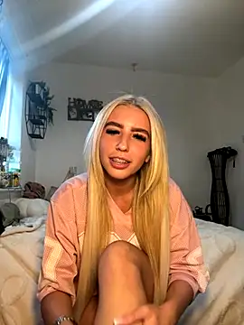 Snapshot of BlondeBetty chatting on September 25, 4:35 pm BlondeBetty online show from September 25, 4:35 pm