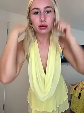 Snapshot of SexySaraxxoo chatting on May 16, 1:32 pm SexySaraxxoo online show from May 16, 1:32 pm