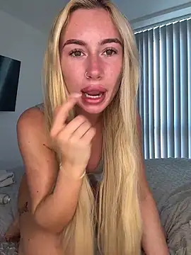 Snapshot of SexySaraxxoo chatting on May 27, 9:27 am SexySaraxxoo online show from May 27, 9:27 am