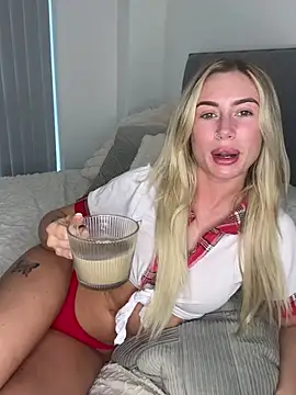 SexySaraxxoo online show from March 7, 9:05 am