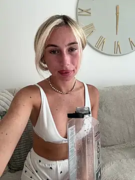 Snapshot of SexySaraxxoo chatting on June 19, 12:33 pm SexySaraxxoo online show from June 19, 12:33 pm