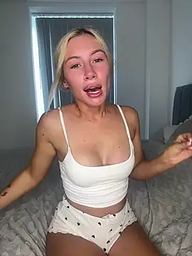 Snapshot of SexySaraxxoo chatting on July 20, 9:38 am SexySaraxxoo online show from July 20, 9:38 am