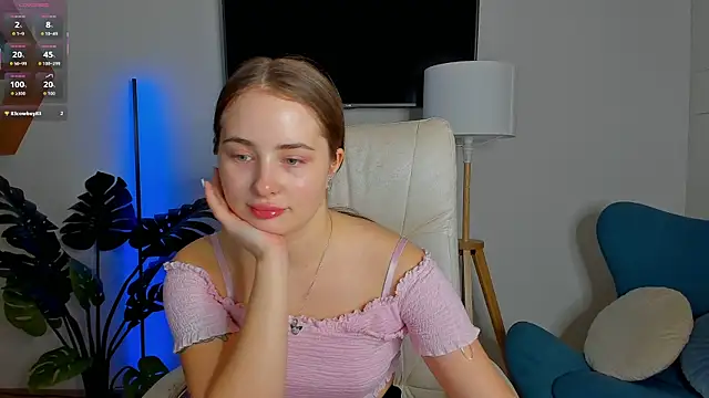Snapshot of Sweet__Amily chatting on October 1, 6:18 am Sweet Amily online show from October 1, 6:18 am