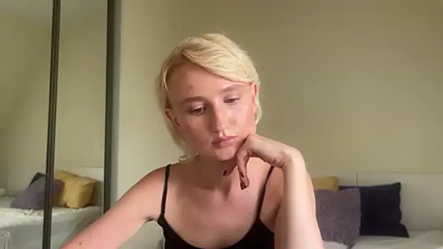 Snapshot of Evylenn chatting on July 8, 3:56 pm Evylenn online show from July 8, 3:56 pm