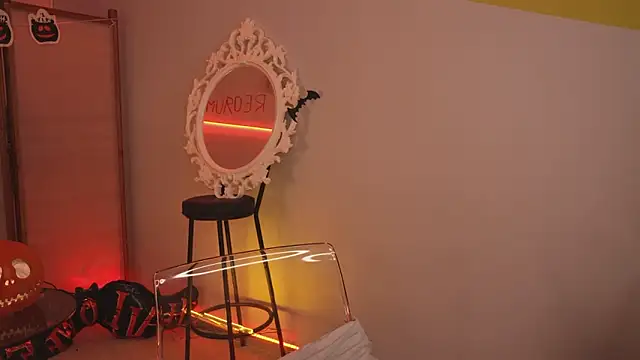 glowwww  online show from October 31, 5:09 pm