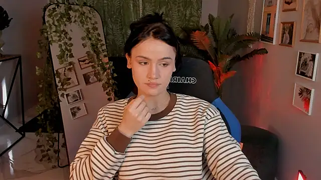 MonicaFarmer online show from April 15, 5:57 am