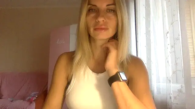 Snapshot of KarelliaStar chatting on October 1, 6:18 am KarelliaStar online show from October 1, 6:18 am