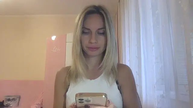 Snapshot of KarelliaStar chatting on October 14, 6:47 am KarelliaStar online show from October 14, 6:47 am