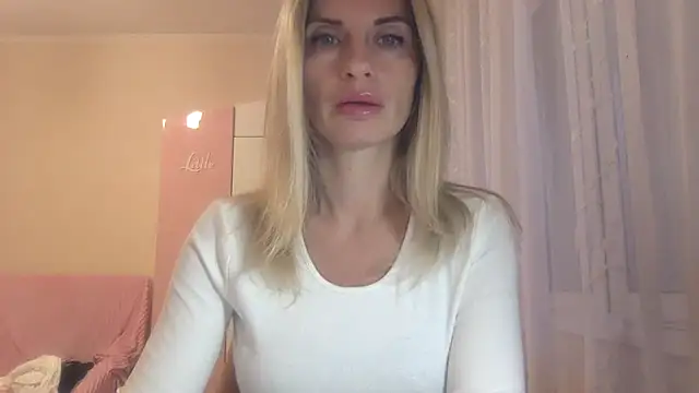 Snapshot of KarelliaStar chatting on October 9, 6:25 am KarelliaStar online show from October 9, 6:25 am