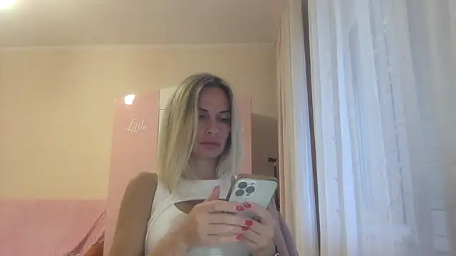 Snapshot of KarelliaStar chatting on October 2, 7:34 am KarelliaStar online show from October 2, 7:34 am