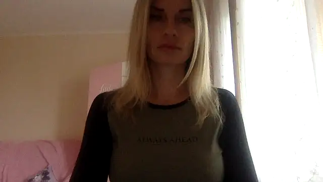 Snapshot of KarelliaStar chatting on September 19, 7:45 am KarelliaStar online show from September 19, 7:45 am