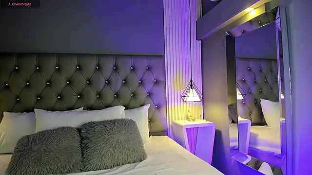 LunaBloomn online show from November 27, 5:02 pm