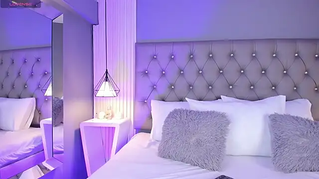 LunaBloomn online show from January 9, 5:09 pm