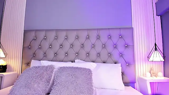 LunaBloomn online show from April 4, 4:57 pm