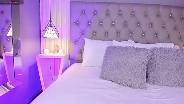 LunaBloomn online show from February 9, 5:00 pm