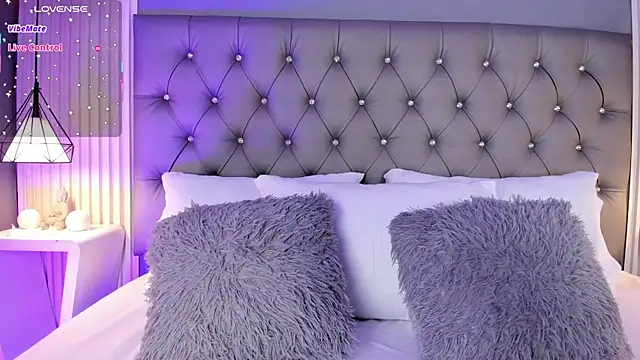 LunaBloomn online show from March 31, 5:04 pm