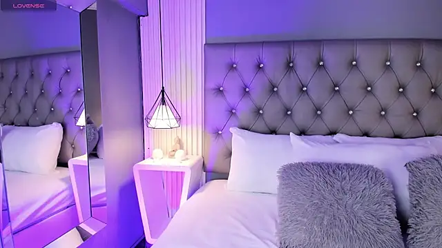 LunaBloomn online show from February 13, 5:13 pm