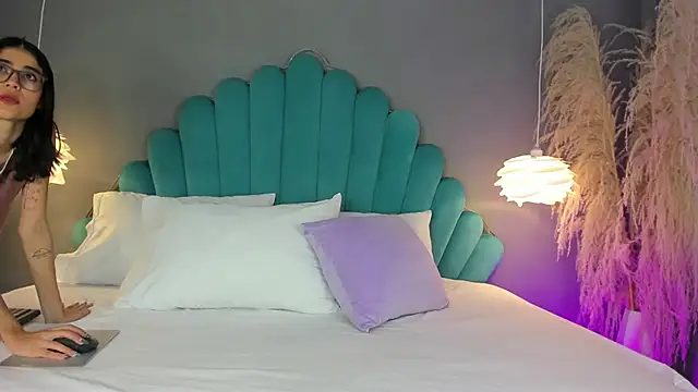 LunaBloomn online show from October 20, 5:02 pm