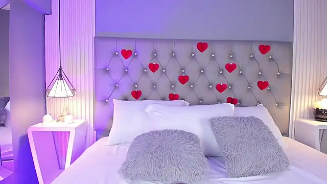 LunaBloomn online show from February 16, 5:00 pm