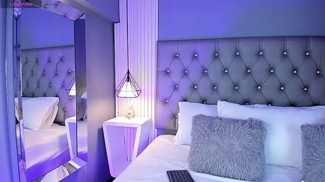 LunaBloomn online show from January 10, 5:08 pm